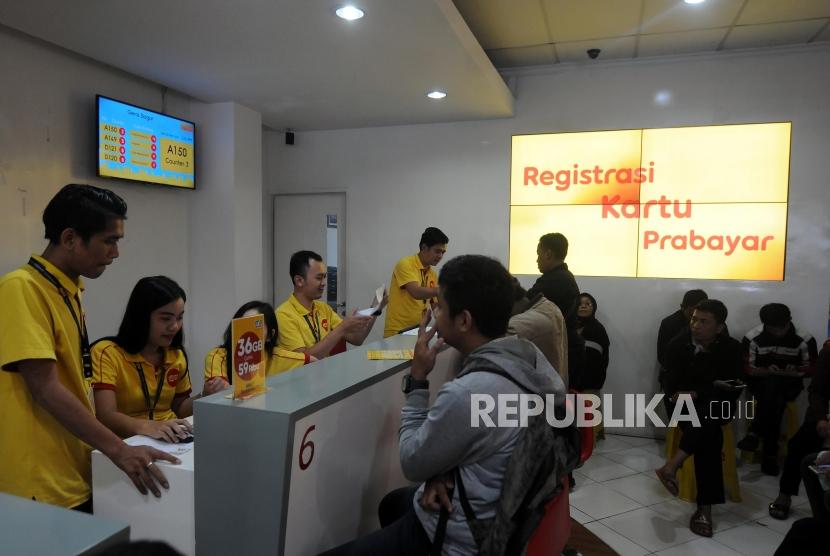 Petugas melayani antrian warga yang akan melakukan registrasi ulang kartu SIM prabayar di Galeri Indosat, Kota Bogor, Jawa Barat, Rabu (28/2).