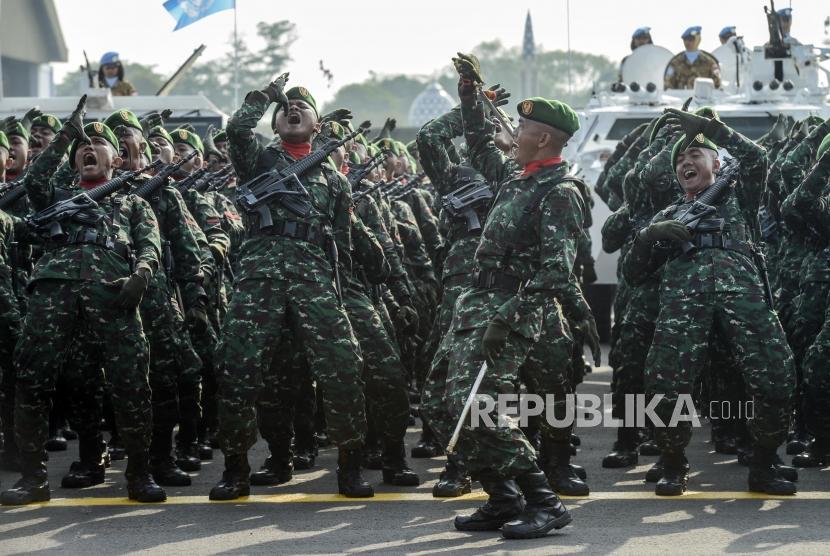Sejumlah prajurit TNI saat mengikuti gladi bersih HUT TNI di Taxy Way Echo Pangkalan Udara Halim Perdana Kusuma, Jakarta, Kamis (3/10).