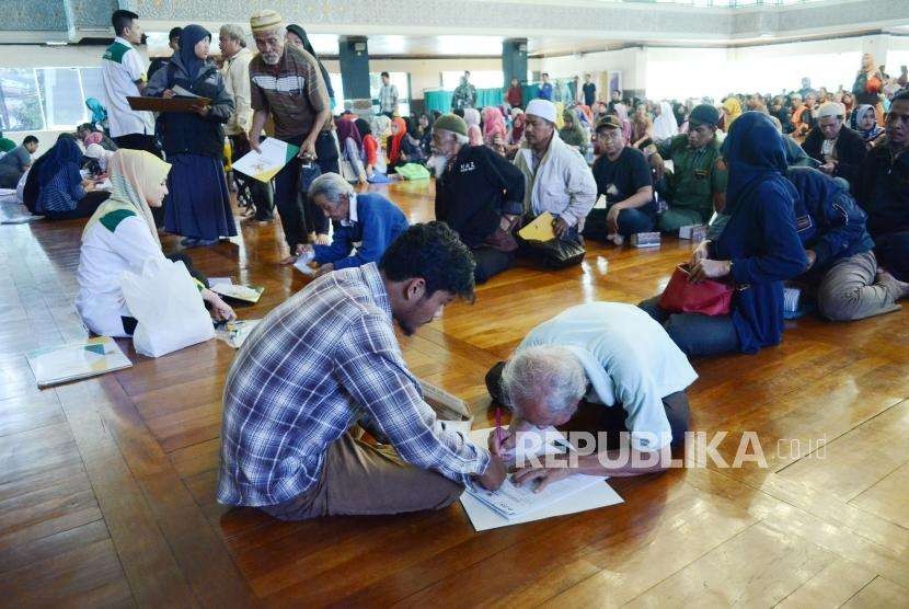 Sedikitnya 800 mustahik medapatkan zakat dari Badan Amil Zakat Nasional (Baznas) Kota Bandung. (Ilustrasi)