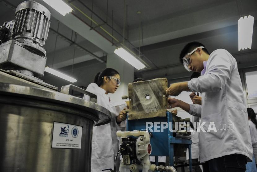 Mahasiswa Institut Teknologi Bandung dibantu petugas laboratorium menyelesaikan produksi bahan bakar nabati dari minyak sawit di Laboratorium Teknik Reaksi Kimia dan Katalis, Institut Teknologi Bandung (ITB), Kota Bandung, Selasa (30/4).