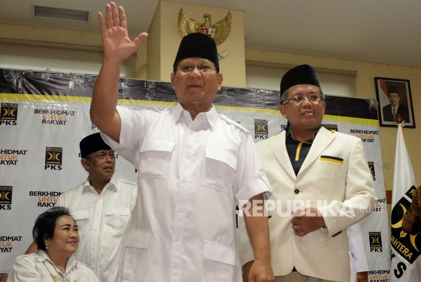 Ketua Umum Partai Gerindra Prabowo Subianto bersama Presiden PKS Sohibul Iman usai mengumumkan nama calon gubernur maupun wakil gubernur yang akan didukung PKS di lima provinsi pada Pilkada 2018 di Kantor DPP PKS Jakarta, Rabu (27/12).
