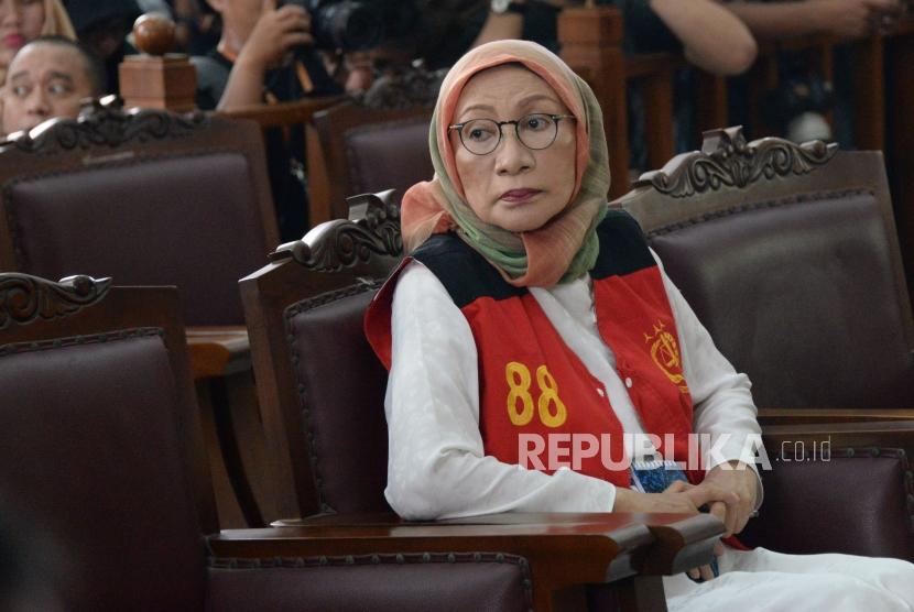 Terdakwa kasus duagaan penyebaran berita bohong atau hoaks Ratna Sarumpaet bersiap menjalani sidang perdana di Pengadilan Negeri Jakarta Selatan, Kamis (28/2).