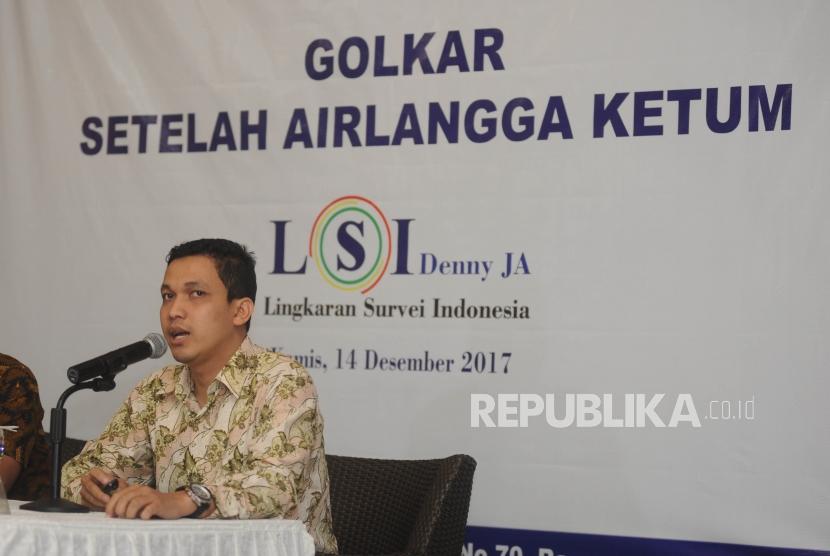 Penyampaian Hasil. Peneliti Senior LSI Denny JA Ardian Sopa memberikan  penyampaian hasil Survei LSI Denny JA setelah Airlangga menjadi ketua umum Partai Golkar di kantor LSI Denny JA, Jakarta, Kamis (14/12).