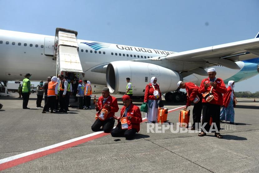 Kedatangan Jamaah Haji Koter Pertama. Jemaah haji melakukan sujud syukur setibanya di Bandara Adi Soemarmo, Boyolali, Jawa Tengah, Ahad (18/8/2019).