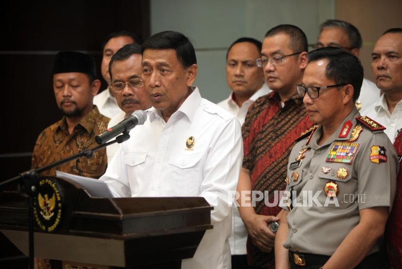 Menteri Koordinator Bidang Politik, Hukum dan Keamanan (Menko Polhukam) Wiranto (tengah)