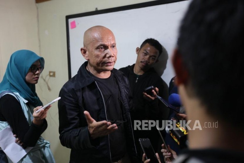 Pengacara penyidik KPK Novel Baswedan Saor Siagian memberikan keterangan kepada media seusai Konferensi Pers di LBH Pers, Jakarta, Ahad (5/11).