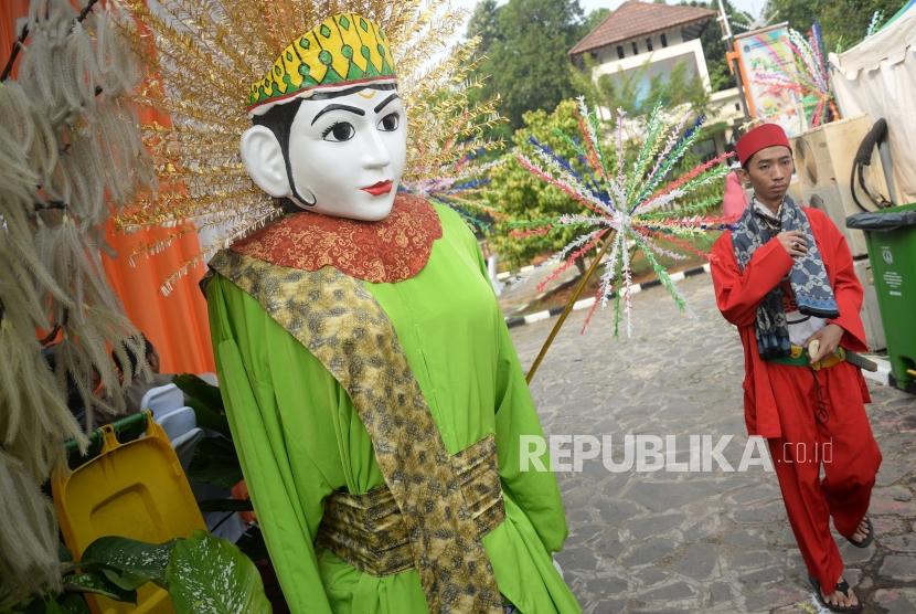 Gelaran Lebaran Betawi. Warga mengunjungi gelaran Lebaran Betawi 2018 di Kampung Budaya Setu Babakan, Jakarta Selatan, Sabtu (28/7).