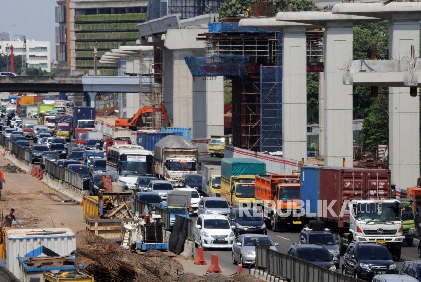 Padat. Sejumlah kendaraan melintasi ruas jalan tol Jakarta - Cikampek, Bekasi, Jawa Barat, Selasa (26/12).