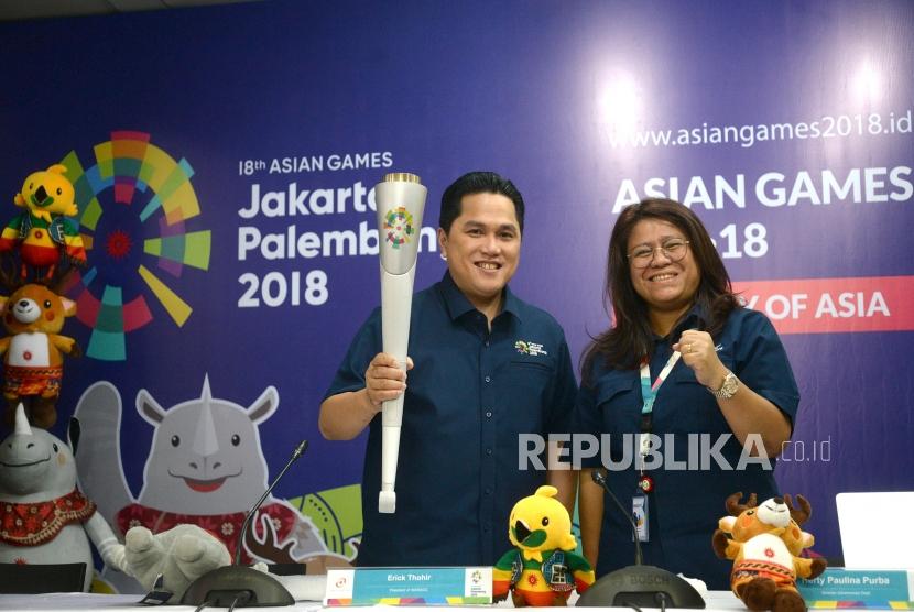 Pawai Obor ASIAN Games. Ketua Umum INASGOC Erick Thohir (kiri) bersama Direktur Ceremonies Inasgoc Herty Purba memamerkan Obor ASIAN Games 2018 sebelum konfrensi pers di Jakarta, Kamis (12/7).