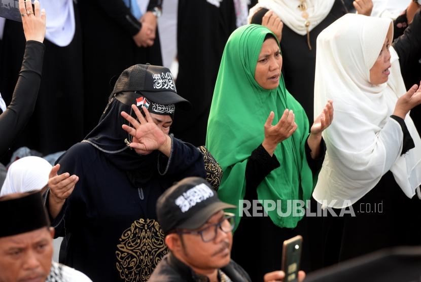 Ratusan pengungsi tsunami Selat Sunda menggelar zikir dan berdoa bersama di Mesjid As-Salafiyah Caringin, Labuan, Pandeglang, Banten, Rabu (9/1/2019).