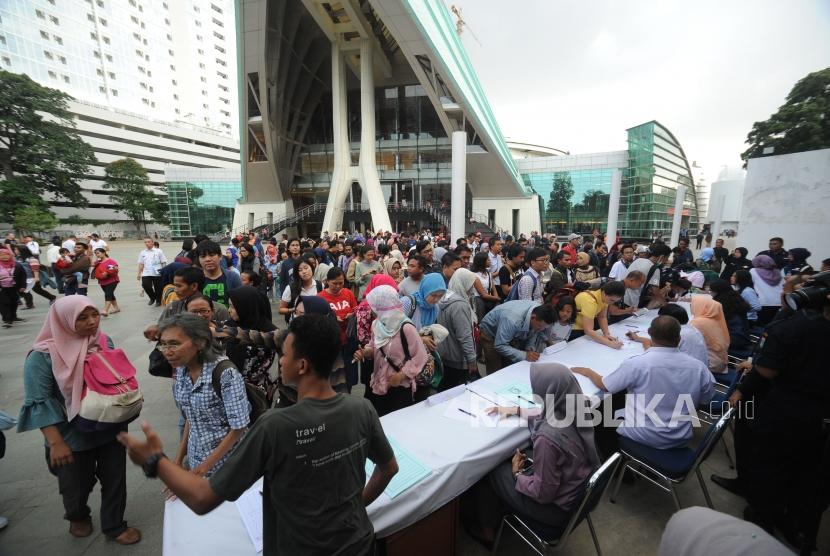 Ratusan warga antre untuk melakukan pendftaran dalam  rangka menyaksikan gerhana bulan total di Taman Ismail Marzuki, Jakarta, Rabu (31/1).