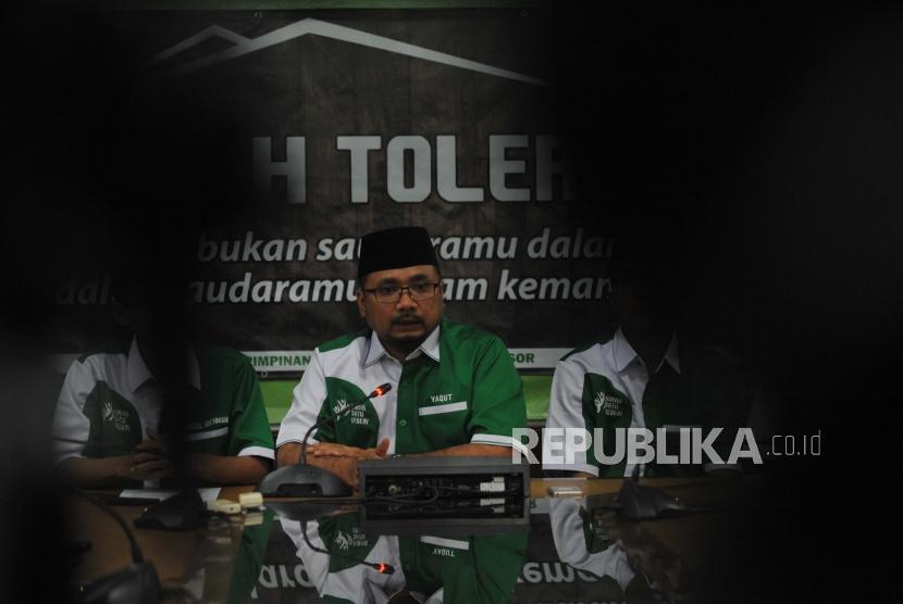 Ketua GP Ansor, Yaqut Cholil Qoumas  memberikan keterangan kepada media terkait pembakaran bendera HTI di DPP GP Ansor, Jakarta, Rabu (24/10).