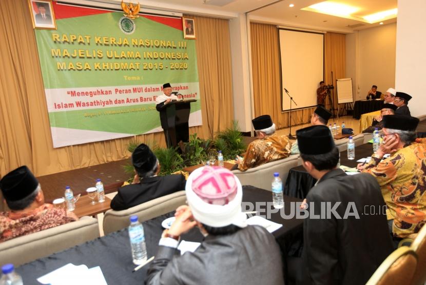 Ketua Majelis Ulama Indonesia (MUI) Maaruf Amin memberikan paparannya saat membuka Rapat Kerja Nasional (Rakernas) III Majelis Ulama Indonesia Masa Khidmat 2015-2020 di Bogor, Jawa Barat, Selasa (28/11).