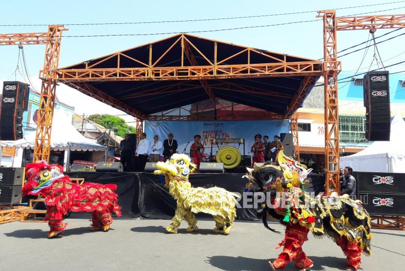Kesenian Barongsai memeriahkan peresmian Kampung Pecinan Warna Warni di Pasar Kanoman Kota Cirebon, Kamis (3/5).