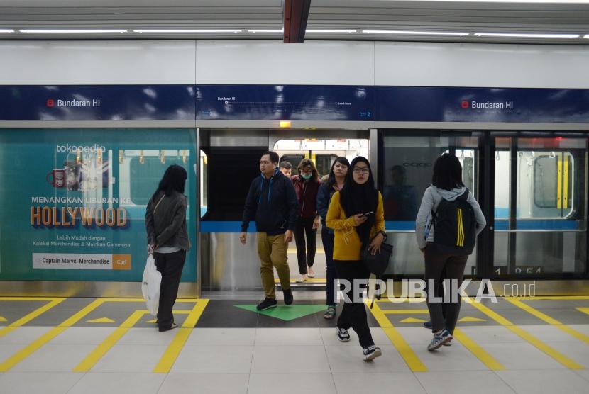 Penumpang turun dari kereta MRT saat tiba di Stasiun MRT Bundaran HI, Jakarta, Senin (1/4).