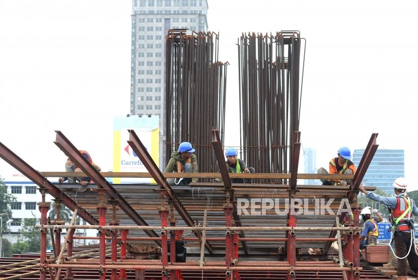 Penopang Pertumbuhan Ekonomi. Pekerja mengerjakan proyek LRT di Jakarta, Ahad (11/2).