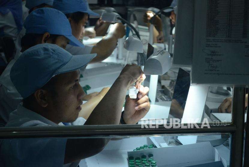 Pekerja melakukan pengecekan kemasan vaksin di laboratorium PT Bio Farma, Kota Bandung, Selasa (28/8).