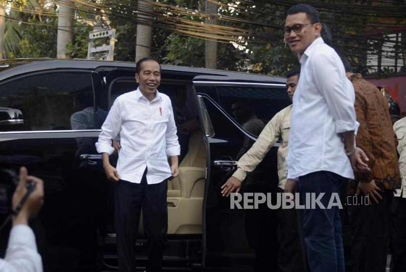 Presiden terpilih Joko Widodo tiba untuk menghadiri acara pembubaran Tim Kampanye Nasional (TKN) Joko Widodo-Ma'ruf Amin di Jakarta, Jumat (26/7).