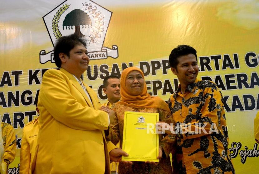 Ketua Umum Partai Golkar Airlangga Hartarto (kiri) menyerahkan SK calon kepala daerah kepada Khofifah Indar Parawansa-Emil Dardak di DPP Partai Golkar, Jakarta, Jumat (5/1).