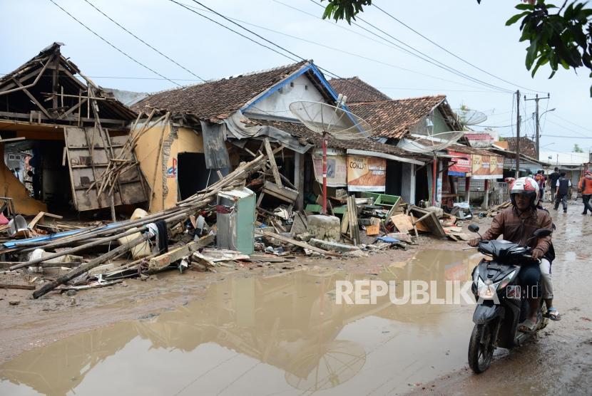 Suasana dampak kerusakan pasca bencana Tsunami di Kawasan Sumur, Pandeglang, Banten, Selasa (25/12).