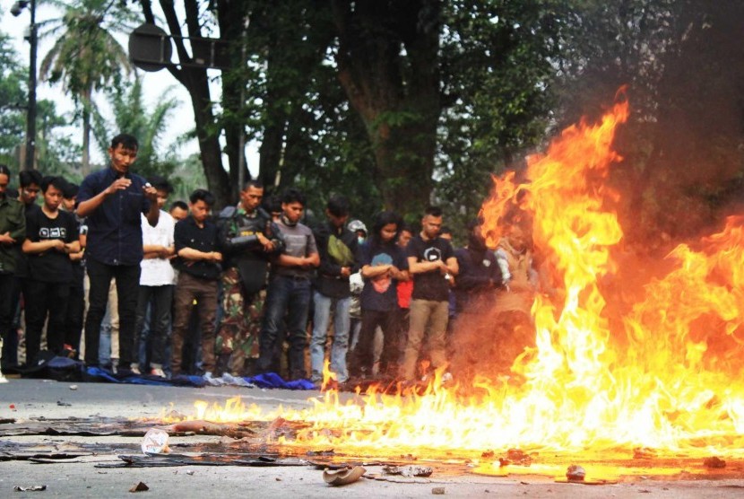 Demonstrasi yang dilakukan ribuan mahasiswa dan massa gabungan dalam rangka memprotes pengesahan sejumlah kebijakan rancangan dewan di depan Gedung Sate dan gedung DPRD Jawa Barat, berangsur mendingin sekira pukul 16.30 WIB, Selasa (24/9).