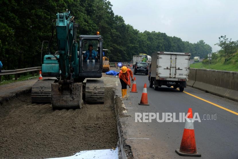Pekerja saat menyelesaikan perbaikan Jalan Tol Cipularang (ilustrasi). Humas PT Jasa Marga Nandang Elan memastikan tidak ada longsor susulan di kilometer 118 Tol Cipularang, Kabupaten Bandung Barat.