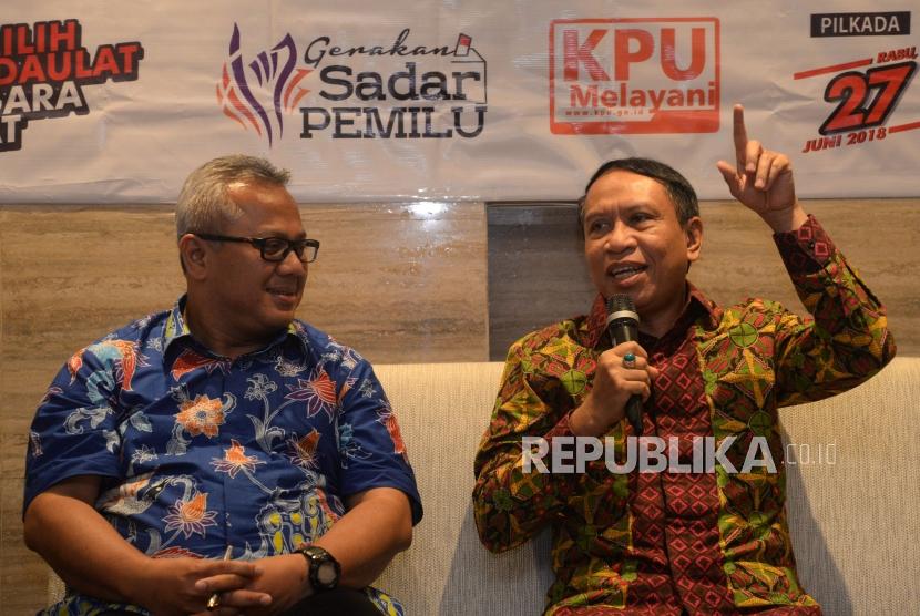 Ketua Komisi II DPR Zainuddin Amali menyampaikan pandangannya bersama Ketua KPU Pusat Arief Budiman saat diskusi refleksi akhir tahun di Jakarta, Jumat (22/12).