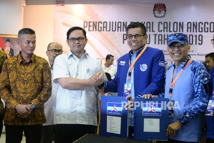 Pendaftan Caleg Pemilu. Sekjen Partai Demokrat Hinca Panjaitan (kedua kanan) menyerahkan daftar Caleg Pemilu 2019 kepada Komisioner KPU Viryan di KPU, Jakarta, Selasa (17/7).