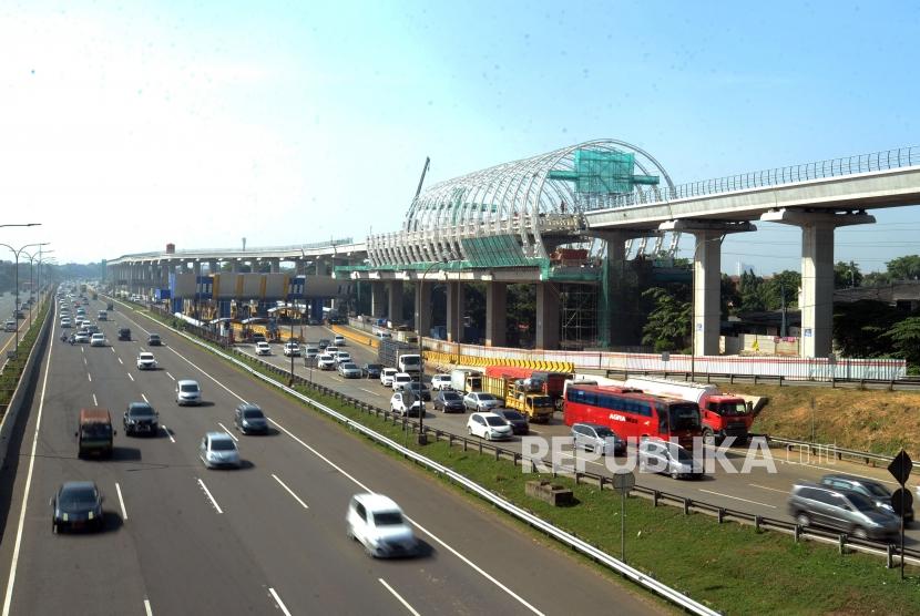 Suasana pembangunan proyek Kereta Light Rail Transit (LRT) di Jakarta, Jumat (4/1).