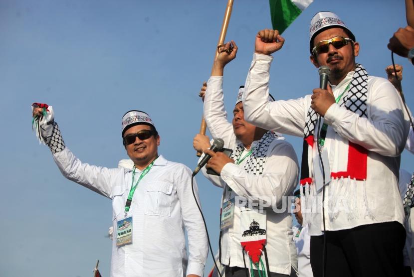 Ustadz Bachtiar Nasir mengikuti aksi Indonesia Bebas Al-Quds 115 di Monumen Nasional, Jakarta, Jumat (11/5).