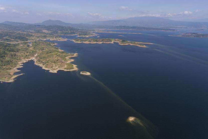 Foto aerial suasana Waduk Jatigede di Sumedang, Jawa Barat, Senin (9/7).