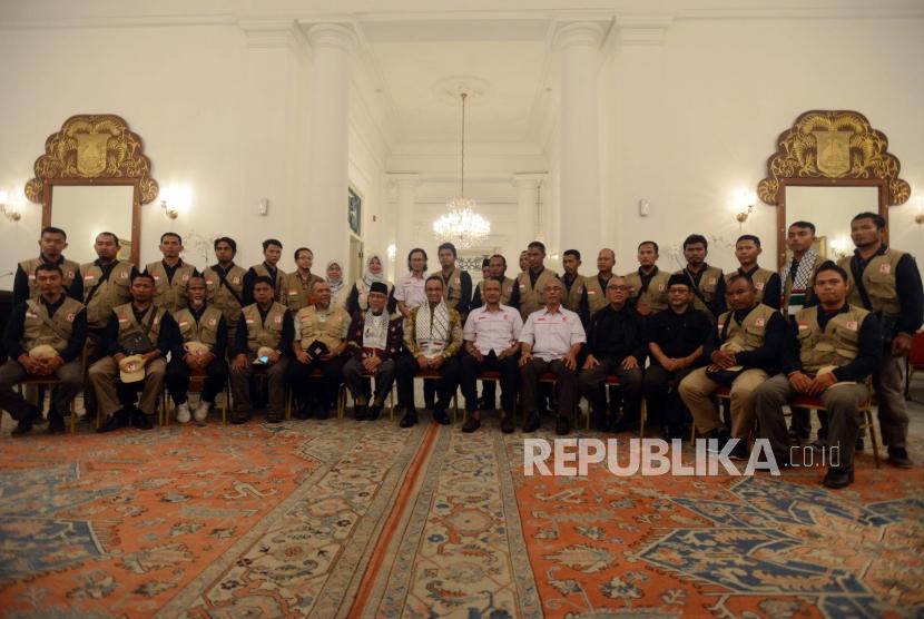 Pelepasan Relawan MER-C. Gubernur DKI Jakarta Anies Baswedan bersama para relawan MER-C foto bersama usai acara pelepasan relawan di gedung Balaikota Jakarta, Jumat (22/2).