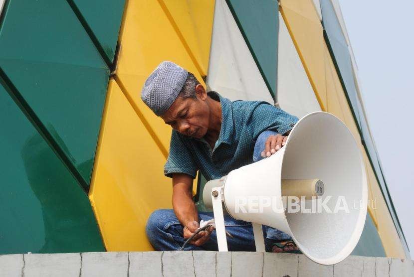 Petugas memperbaiki pengeras suara masjid di Masjid Al Hidayah, Tebet, Jakarta, Selasa (4/9).