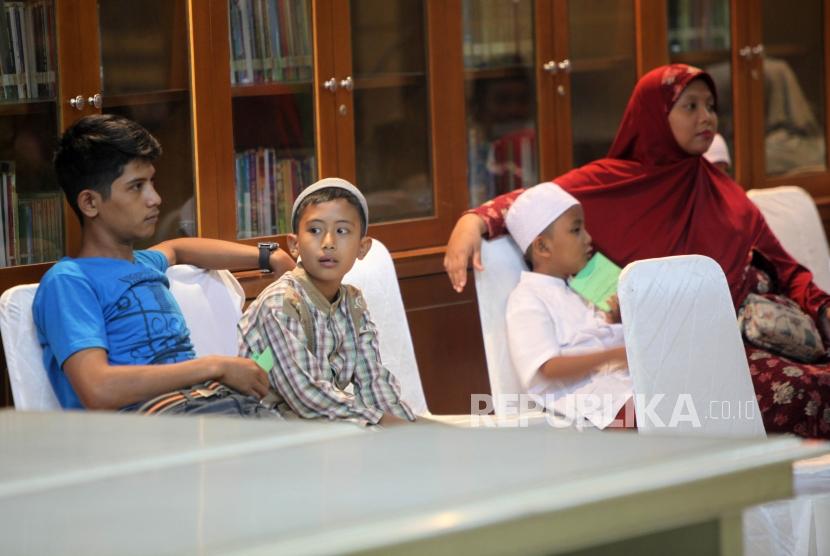 Sejumlah anak didamping orang tuanya bersiap untuk mengikuti Khitanan Massal dalam rangka Bulan HM Soeharto di Komplek Masjid At-Tin, Jakarta Timur, Ahad (11/3).