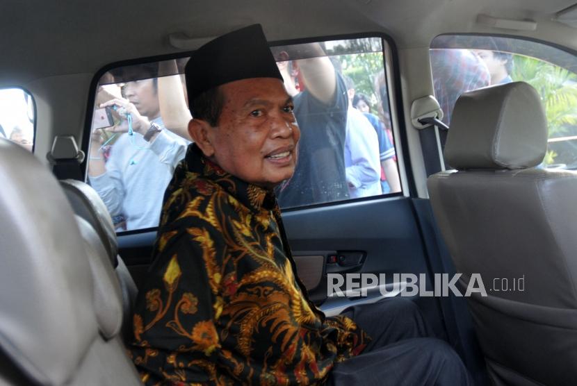 Tersangka kasus suap DPRD Kota Mojokerto Masud Yunus menaiki kendaraan usai menjalani pemeriksaan di Gedung KPK, Jakarta, Senin (4/12).