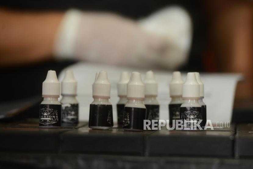 Sejumlah barang bukti diperlihatkan saat pengungkapan kasus sindikat narkotika jenis liquid vape di Kelapa Gading, Jakarta Utara, Kamis (8/11).