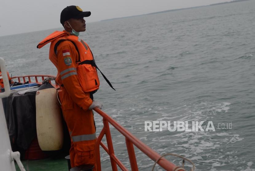 Anggota Basarnas melakukan penyisiran korban dan serpihan  pesawat jatuh Lion Air JT610 di perairan Karawang, Jawa Barat. Selasa (30/10).
