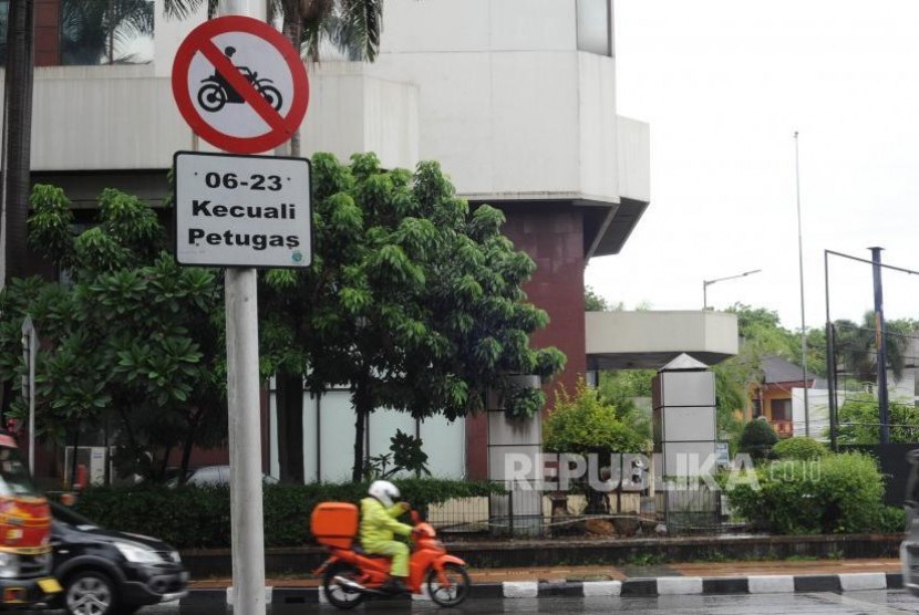 Motorcycle restriction sign installed at Imam Bonjol Street to HI Roundabout, Central Jakarta.