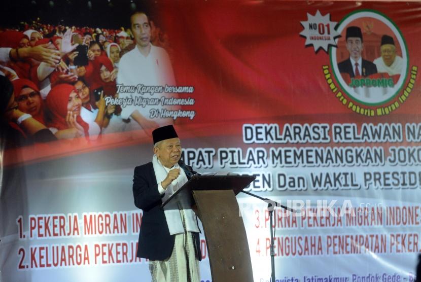 Calon Wakil Presiden nomor urut 1 KH. Ma'ruf Amin saat memberikan sambutan pada acara deklarasi dukungan di Pondok Gede, Bekasi, Jawa Barat, Kamis (25/10).
