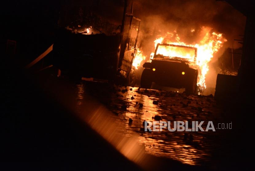 Sebanyak empat kendaraan bermotor terbakar di salah satu gudang kawasan Ujung Menteng, Cakung, Jakarta Timur, pada Rabu (10/8/2022). (ILUSTRASI)