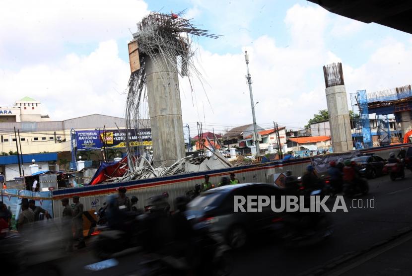 Formwork pier head on Bekasi-Cawang-Kampung Melayu (Becakayu) toll road near Kebon Nanas toll gates in East Jakarta collapsed on early Tueday (Feb 20).