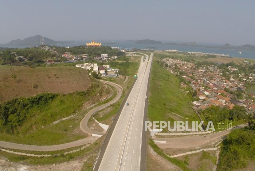 Foto aerial Jalan Tol Trans Sumatera (JTTS), Lampung, Ahad (10/6).