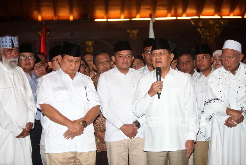 Ketua Umum Partai Gerindra Prabowo (kedua kiri) Subianto didampingi Mayjen (Pur) Sudrajat (kedua kanan) bersama jajaranya memberikan keterangan kepada media saat konferensi pers Pengumuman Calon Gubernur Jawa Barat pada Pilkada 2018, Padepokan Garudayaksa, Hambalang, Bogor, Jawa Barat, Sabtu (9/12).