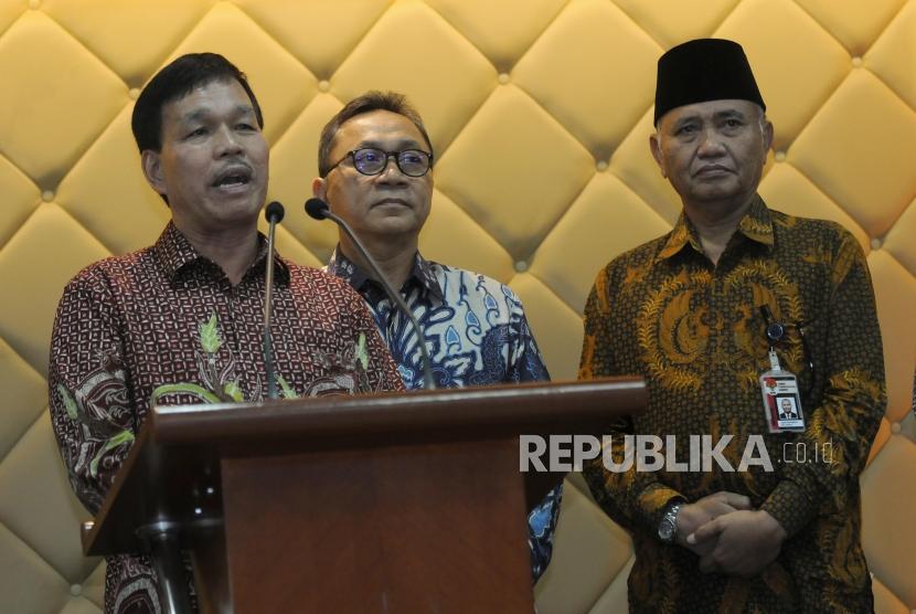 Rektor Universitas Sumatera Utara Runtung Sitepu bersama Ketua MPR RI Zulkifli Hasan, Ketua KPK Agus Rahardjo (dari kiri) memberikan paparan pada konferensi pers di Kompleks Parlemen, Senayan, Jakarta, Jumat (27/4).