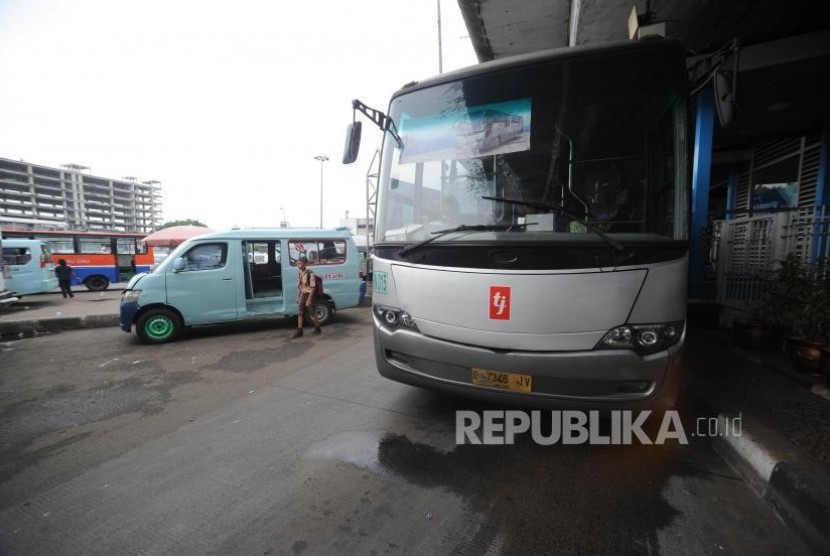 Rencana Ok Otrip. Angkutan umum dan Transjakarta di terminal Kampung Melayu, Jakarta. ilustrasi