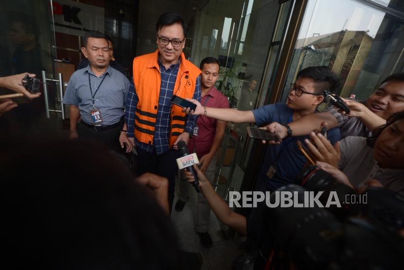 Direktur Operasional Lippo Group Billy Sindoro mengenakan rompi orange   pasca menjalani pemeriksaan sebagai tersangka di Gedung Komisi Pemberantasan Korupsi (KPK), Jakarta, Selasa (16/10).