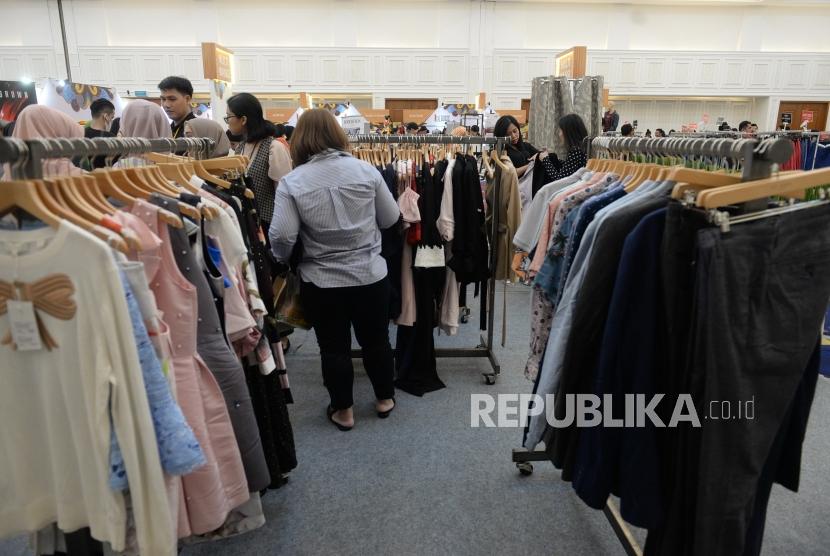 Bazar 1 Hati 1 Mandiri. Pengunjung memilih produk fashion saat Bazar 1 Hati 1 Mandiri di Jakarta, Rabu (27/2).