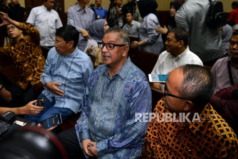 Terdakwa kasus suap proyek PLTU Riau-1 Sofyan Basir menjawab pertanyaan wartawan sebelum menjalani sidang dakwaan di Pengadilan Tipikor, Jakarta, Senin (24/6).