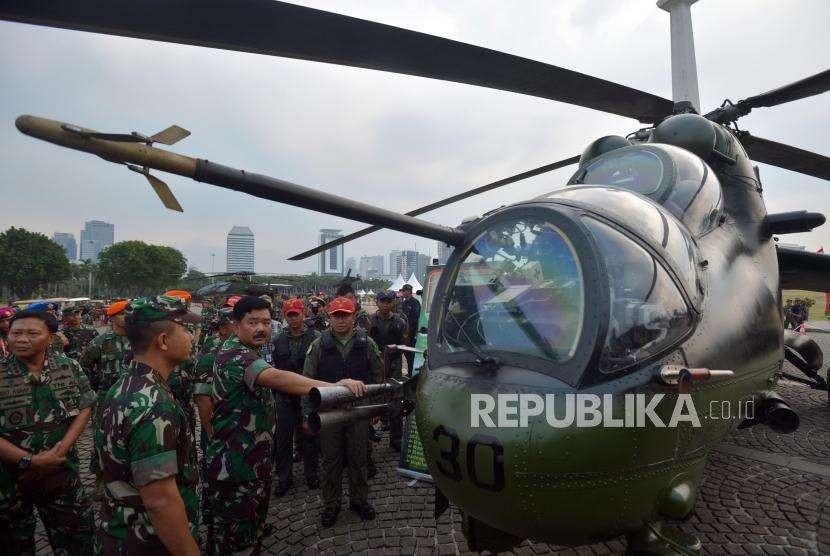 Panglima TNI Marsekal Hadi Tjahjanto saat melihat pameran Alat Utama Sistem Senjata (Alutsista) di Monas, Jakarta, Kamis (27/9).