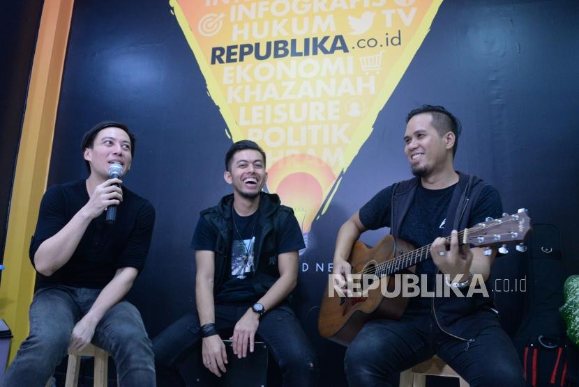 Formasi baru Grup Band Drive, dari kiri ke kanan, Rizki, Dygo dan Budi. saat mengunujungi kantor Republika, Jakarta, Selasa (8/1).